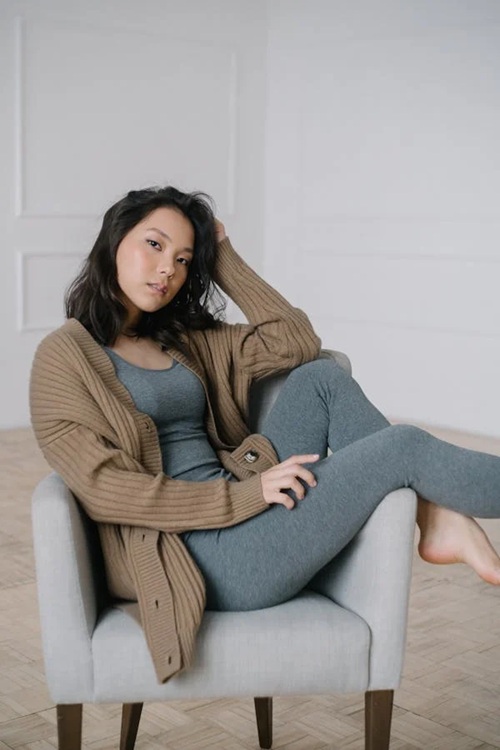 Stylish and Versatile Ways to Wear Cardigans-Pair with Leggings for Comfort